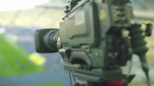 TV amera en el estadio durante un partido de fútbol. Televisión — Vídeo de stock