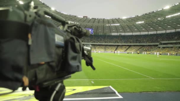 Bir futbol maçı sırasında stadyumda televizyon amerası. Televizyon. — Stok video