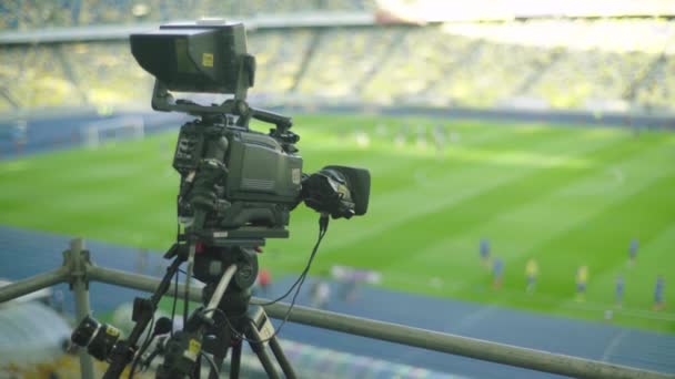 TV amera en el estadio durante un partido de fútbol. Televisión — Vídeo de stock