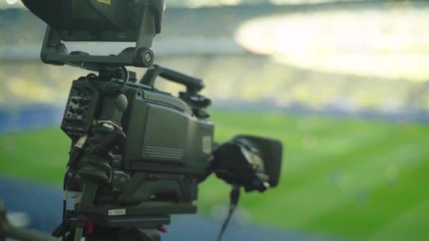 TV amera no estádio durante um jogo de futebol. Televisão — Vídeo de Stock