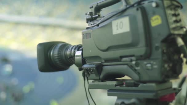 Телевізійна амера на стадіоні під час футбольного матчу. телевізійний — стокове відео