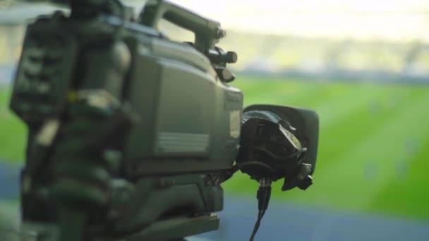 TV amera dans le stade lors d'un match de football. Télévision — Video