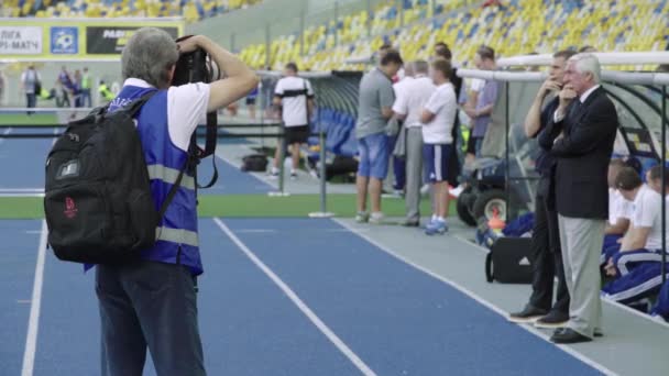 Bir fotoğrafçı, bir futbol maçı sırasında stadyumda kameralı bir fotoğrafçı.. — Stok video