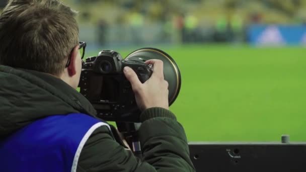 Egy fotós, fotósok egy kamerával a stadionban egy focimeccs alatt. — Stock videók