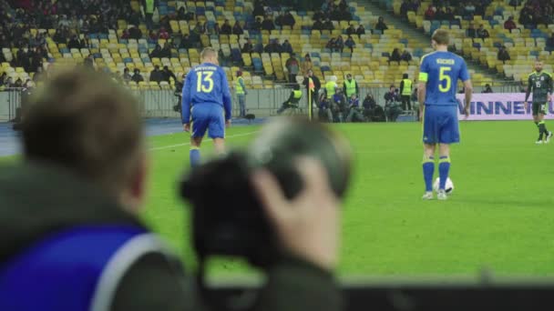 Bir fotoğrafçı, bir futbol maçı sırasında stadyumda kameralı bir fotoğrafçı.. — Stok video