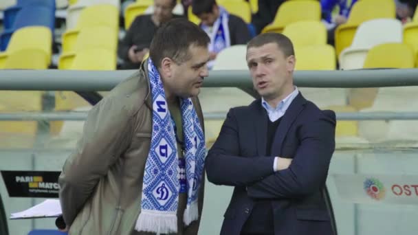 Trener piłkarski Sergiy Rebrov na stadionie podczas meczu piłki nożnej. — Wideo stockowe