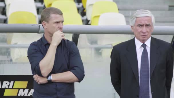 El entrenador de fútbol Sergiy Rebrov en el estadio durante un partido de fútbol . — Vídeo de stock