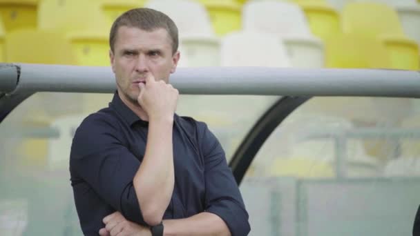 Fotbollstränare Sergiy Rebrov i arenan under en fotbollsmatch. — Stockvideo