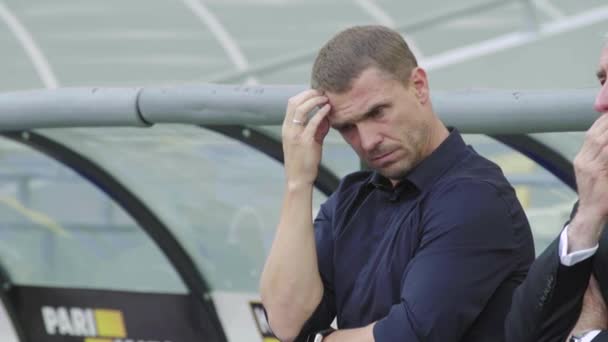 Entraîneur de football Sergiy Rebrov dans le stade lors d'un match de football . — Video
