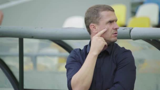 Fußballtrainer sergiy rebrov im Stadion während eines Fußballspiels. — Stockvideo