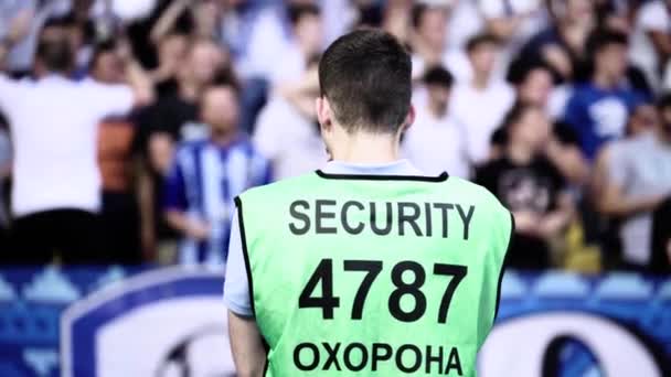 Penjaga keamanan laki-laki di stadion selama pertandingan sepak bola . — Stok Video