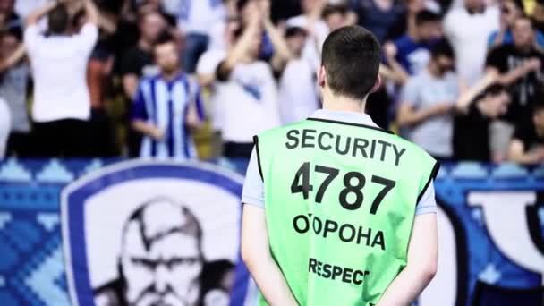 Mannelijke bewaker in een stadion tijdens een voetbalwedstrijd. — Stockvideo