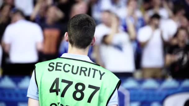 Mannelijke bewaker in een stadion tijdens een voetbalwedstrijd. — Stockvideo