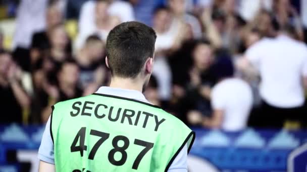 Мужчина-охранник на стадионе во время футбольного матча . — стоковое видео