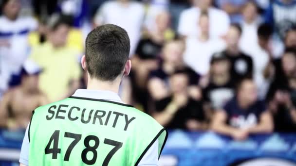 Mannelijke bewaker in een stadion tijdens een voetbalwedstrijd. — Stockvideo