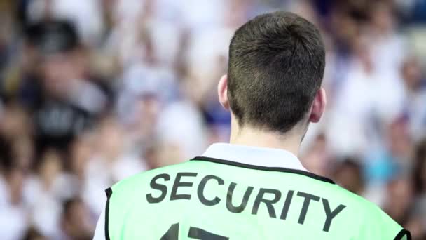 Чоловічий охоронець на стадіоні під час футбольного матчу . — стокове відео