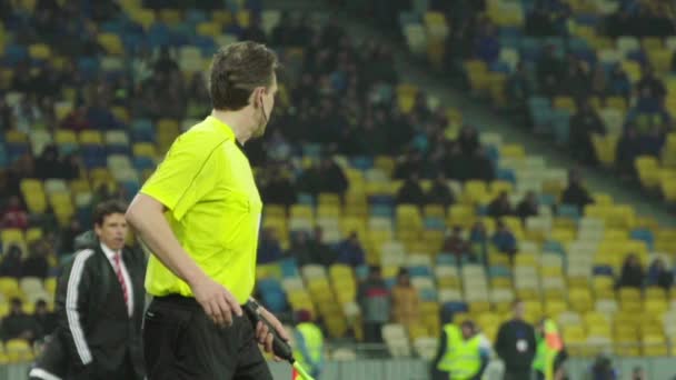 Árbitro masculino durante um jogo de futebol. Movimento lento — Vídeo de Stock