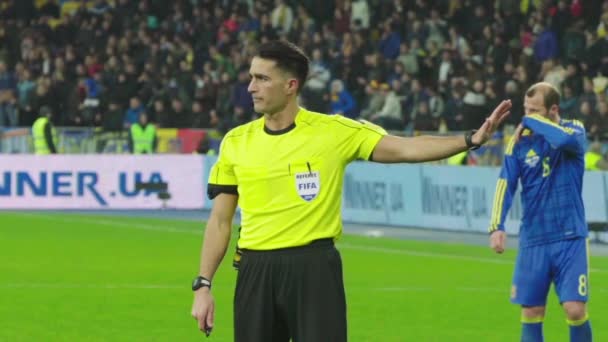 Wasit pria selama pertandingan sepak bola. Gerakan lambat — Stok Video