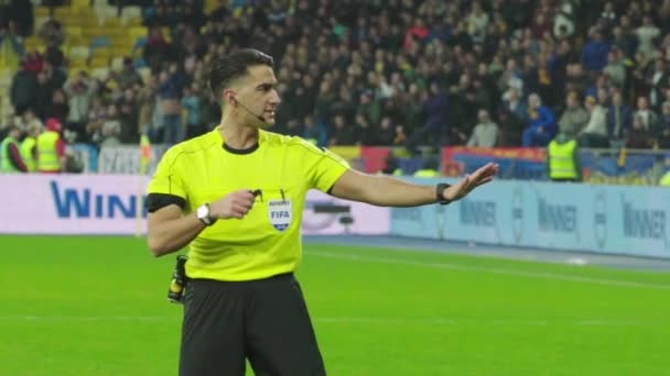 Árbitro masculino durante un partido de fútbol. Movimiento lento — Vídeos de Stock