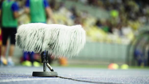 O microfone do estádio profissional grava o som. Close-up — Vídeo de Stock