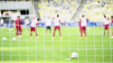Stadyumda futbol oyuncularını çalıştırmak. Isınmaya başla. Olimpiyskiy. Kyiv. Ukrayna