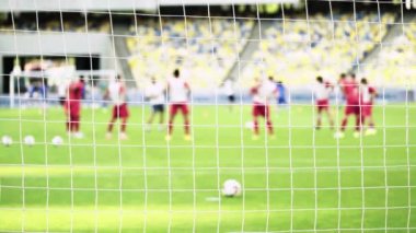 Stadyumda futbol oyuncularını çalıştırmak. Isınmaya başla. Olimpiyskiy. Kyiv. Ukrayna