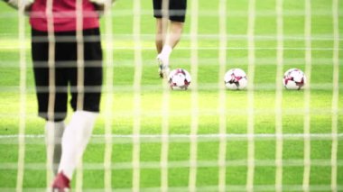 Stadyumda futbol oyuncularını çalıştırmak. Isınmaya başla. Olimpiyskiy. Kyiv. Ukrayna