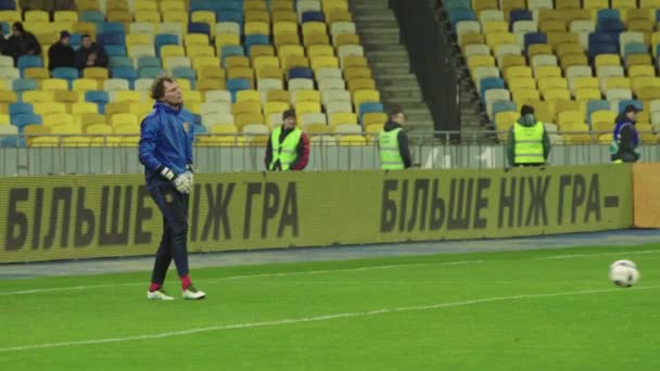 Treinando jogadores de futebol no estádio. Aquece-te. Olimpiyskiy. Kiev. Ucrânia — Vídeo de Stock