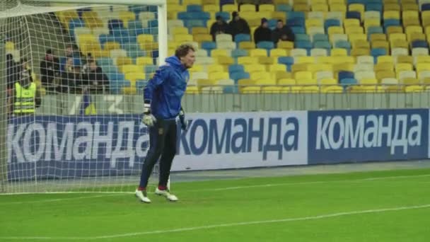 Focisták edzése a stadionban. Melegíts be. Olimpiyskiy vagyok. Kijevben. Ukrajna — Stock videók