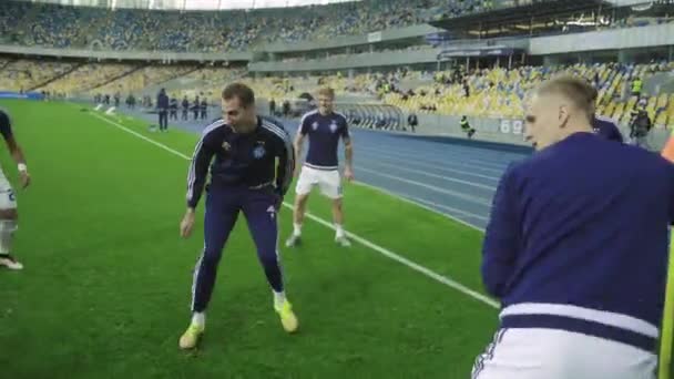 スタジアムでサッカー選手を訓練する。暖まりなさいオリンピィスキーだキエフ。ウクライナ — ストック動画