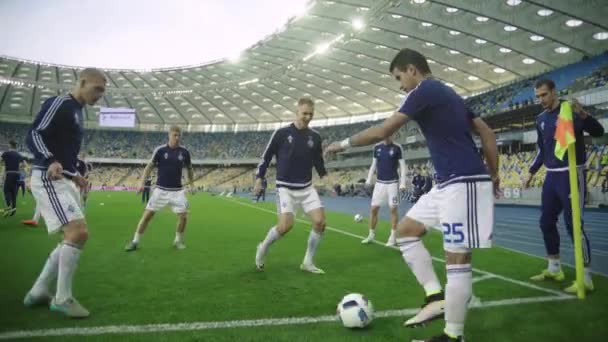 Entraînement des joueurs de football au stade. Réchauffe-toi. Olimpiyskiy. Kiev. Ukraine — Video