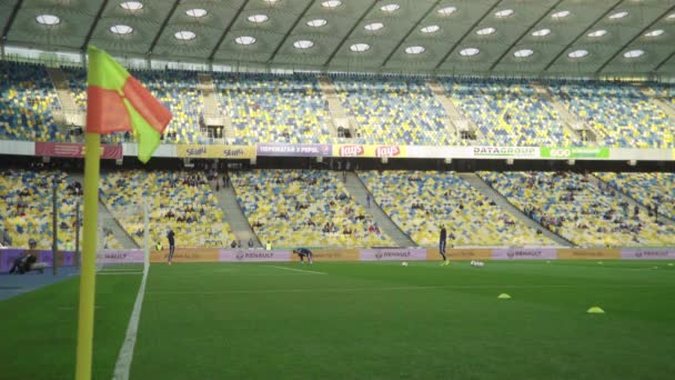 Entrenar jugadores de fútbol en el estadio. Calienta. Olimpiyskiy. Kiev. Ucrania — Vídeos de Stock