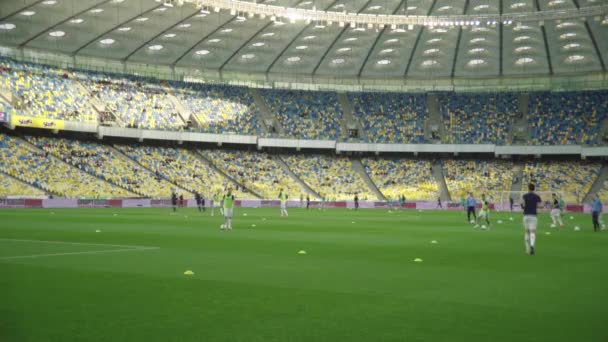 Trenuje piłkarzy na stadionie. Rozgrzej się. Olimpijski. Kijów. Ukraina — Wideo stockowe