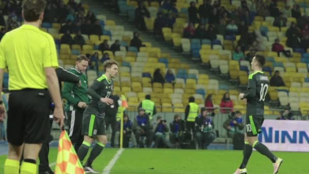 Substitution lors d'un match de football — Video