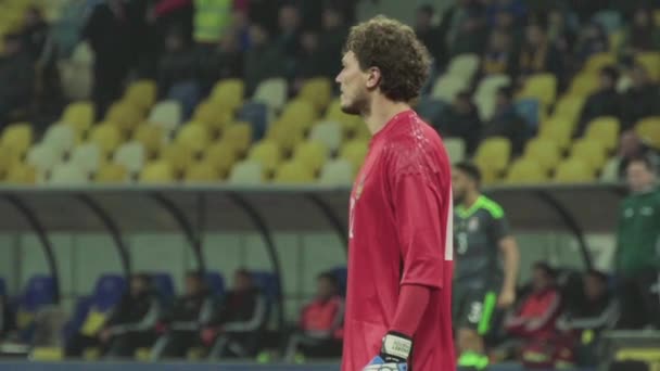 Doelman Andriy Pyatov tijdens een voetbalwedstrijd. Langzame beweging. Olimpiyskiën. Kiev. Oekraïne. — Stockvideo