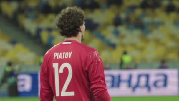Ο τερματοφύλακας Άντρι Πιάτοφ κατά τη διάρκεια ενός ποδοσφαιρικού αγώνα. Αργή κίνηση. Ολιμπίσκι. Κίεβο. Ουκρανία. — Αρχείο Βίντεο