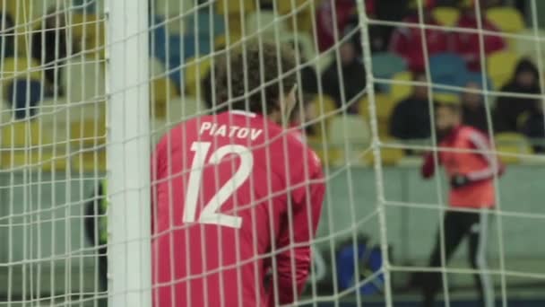 Torhüter Andrej Pjatow während eines Fußballspiels. Zeitlupe. olimpiyskiy. kyiv. Ukraine. — Stockvideo