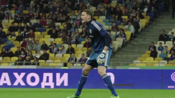 Fußballspiel im Stadion. Zeitlupe. olimpiyskiy. kyiv. Ukraine. — Stockvideo