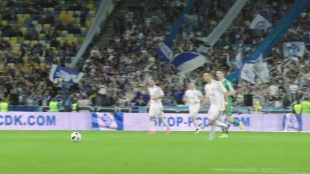 Pertandingan sepak bola di stadion. Gerakan lambat. Olimpiyskiy. Kyiv. Ukraina . — Stok Video