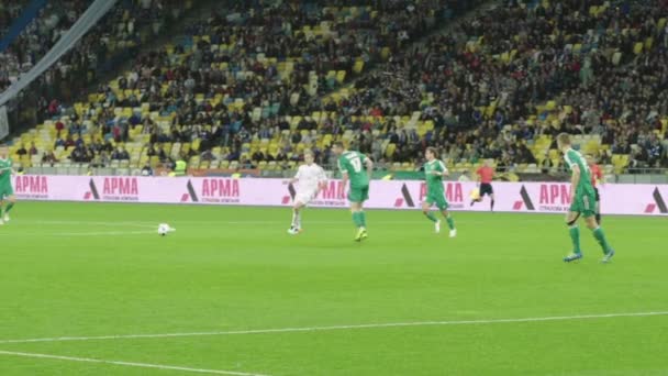 Voetbal voetbalwedstrijd in het stadion. Langzame beweging. Olimpiyskiën. Kiev. Oekraïne. — Stockvideo