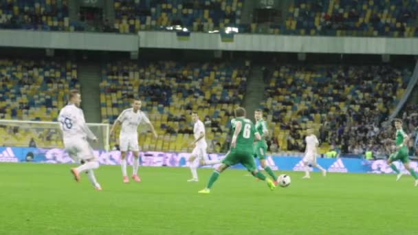 Pertandingan sepak bola di stadion. Gerakan lambat. Olimpiyskiy. Kyiv. Ukraina . — Stok Video