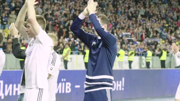 Dynamo Kyiv ποδοσφαιριστές μετά τον αγώνα. Αργή κίνηση. Ολιμπίσκι. Κίεβο. Ουκρανία. — Αρχείο Βίντεο