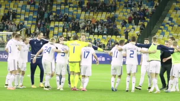 Dynamo Kiev fotbollsspelare efter matchen. Sakta i backarna. Olimpiskt. Kiev. Ukraina. — Stockvideo