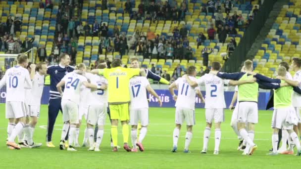 Jogadores de futebol Dynamo Kiev após o jogo. Movimento lento. Olimpiyskiy. Kiev. Ucrânia . — Vídeo de Stock