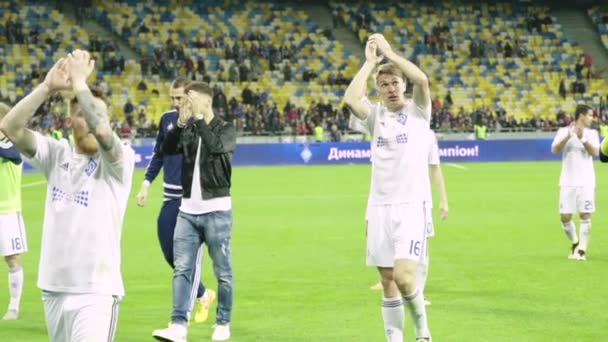 Dynamo Kiev voetballers na de wedstrijd. Langzame beweging. Olimpiyskiën. Kiev. Oekraïne. — Stockvideo