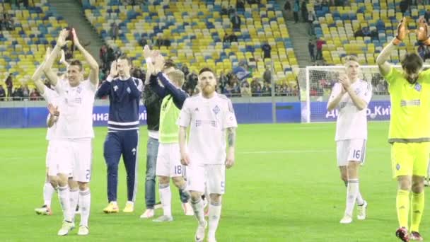 赛后基辅迪纳摩足球运动员。 慢动作 奥利皮耶斯基 Kyiv 。 乌克兰. — 图库视频影像
