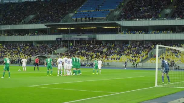 Mecz piłki nożnej na stadionie. Olimpijski. Kijów. Ukraina. — Wideo stockowe