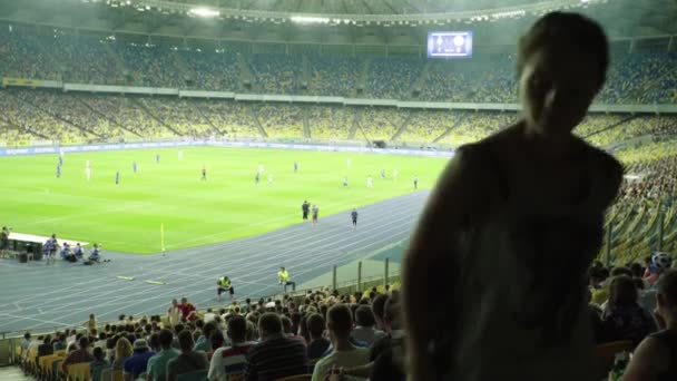 Stadyumda futbol maçı. Olimpiyskiy. Kyiv. Ukrayna. — Stok video