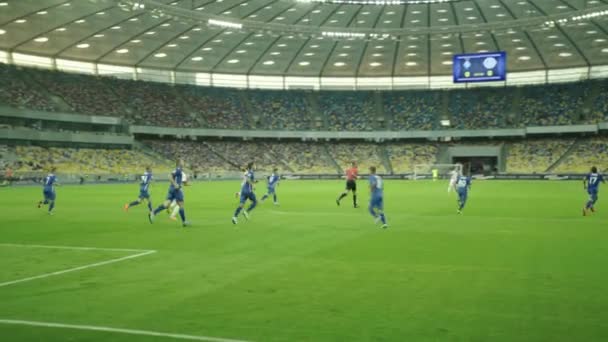 Juego de fútbol en el estadio. Olimpiyskiy. Kiev. Ucrania . — Vídeos de Stock