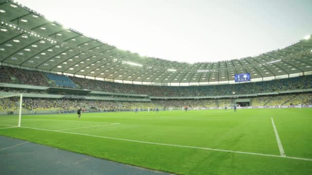 Futebol jogo de futebol no estádio. Olimpiyskiy. Kiev. Ucrânia . — Vídeo de Stock